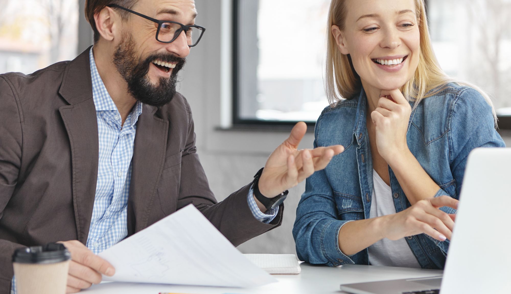 Resuelve dudas con Save The Proof Pareja resolviendo sus dudas en la web de Save The Proof